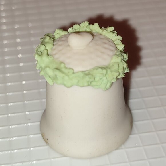 Collectible Thimble Vintage Bird in Garden Green Wreath Ceramic - Picture 1 of 4